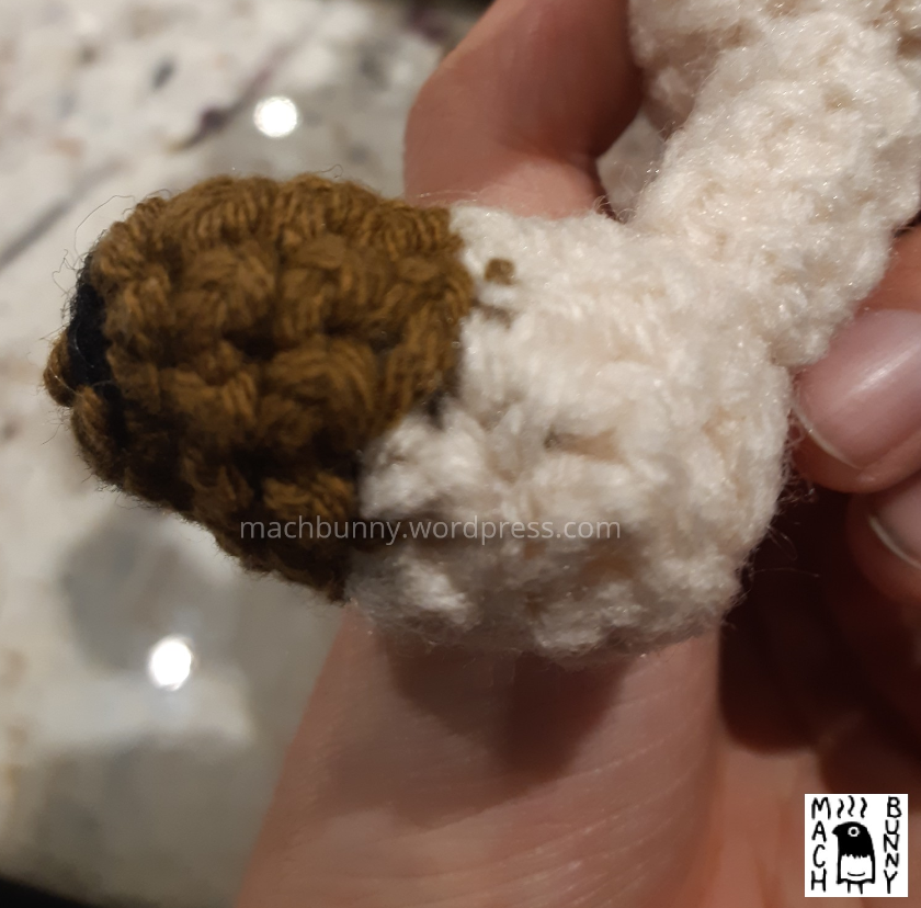 Amigurumi Meowth foot piece, showing colour transition