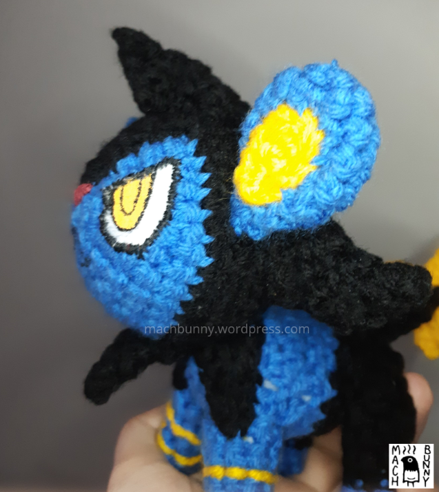 Amigurumi Luxio, close up side view