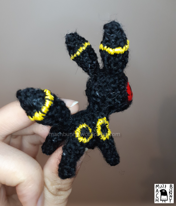Tiny amigurumi Umbreon, back view