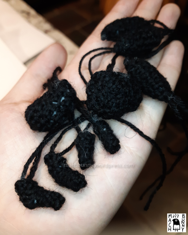 Tiny amigurumi Umbreon pieces