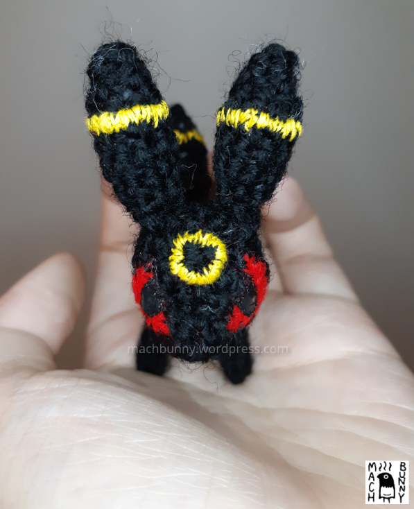 Tiny amigurumi Umbreon, top head view