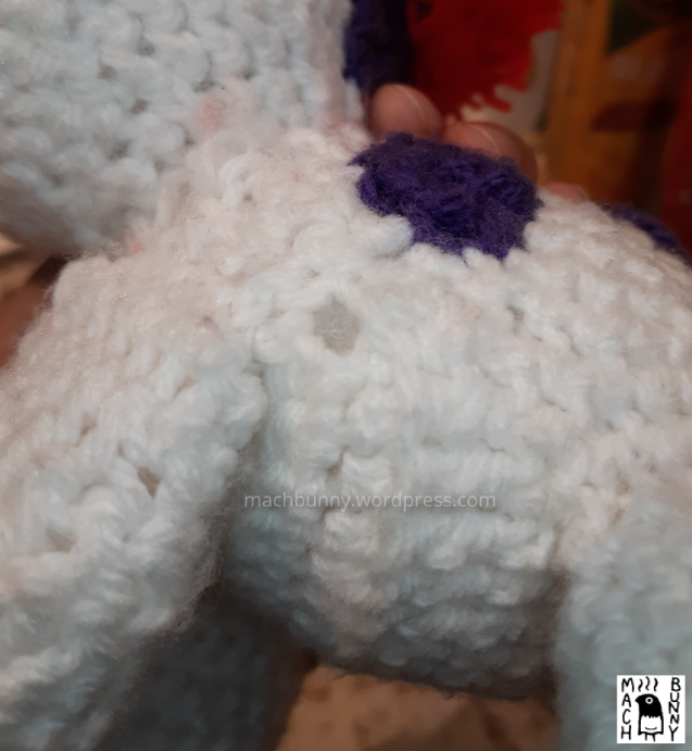 Amigurumi Gomamon, showing the make of the body