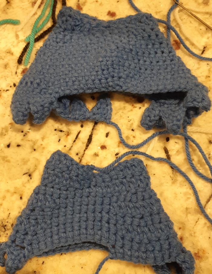 Amigurumi Dewott, comparison between pant no. 1 and pant no. 2