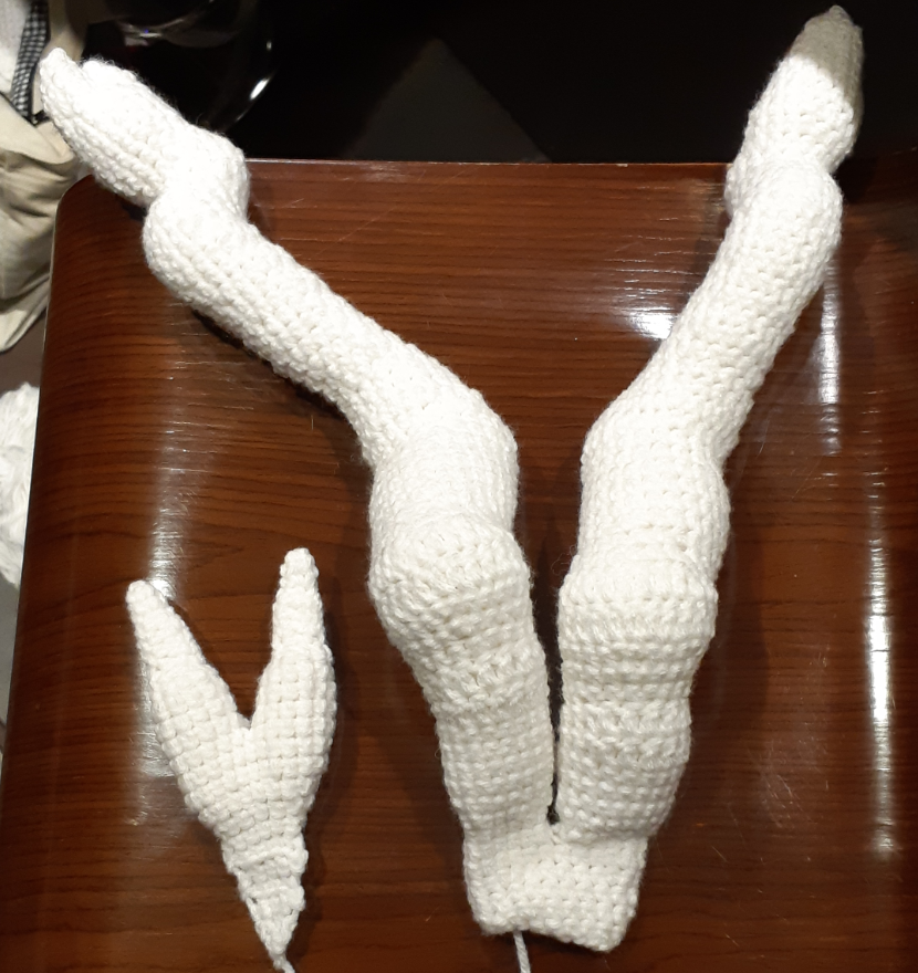 Amigurumi Reshiram, top view of the ear pieces