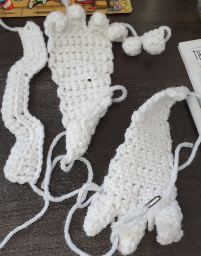 Amigurumi Reshiram, showing pieces of the tail cone