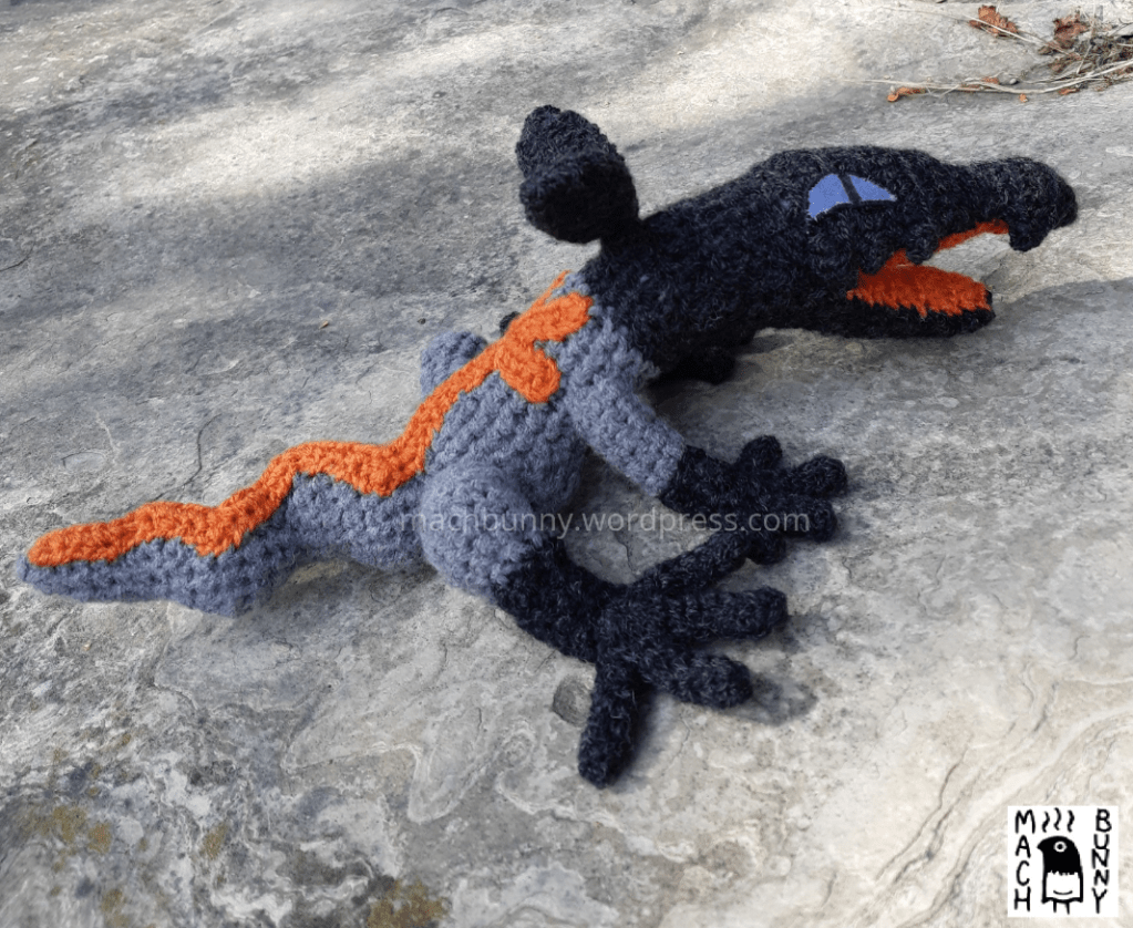 Amigurumi Salandit, side/back view