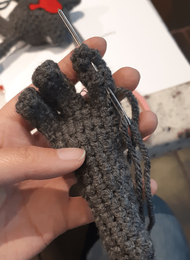 Amigurumi Yamask, showing the shaping of the fingers