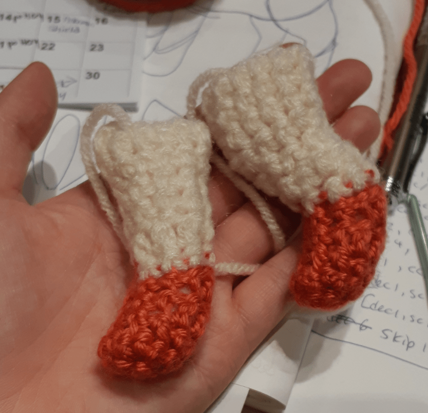 Amigurumi Sylveon, front and back leg pieces